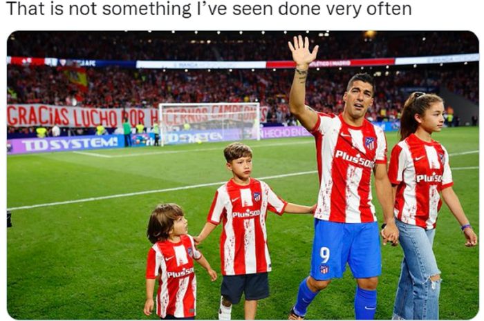 Momen Luis Suarez bersama keluarganya melakukan salam perpisahan kepada para pendukung Atletico Madrid di Estadio Wanda Metroplitano pada Minggu (15/5/2022).