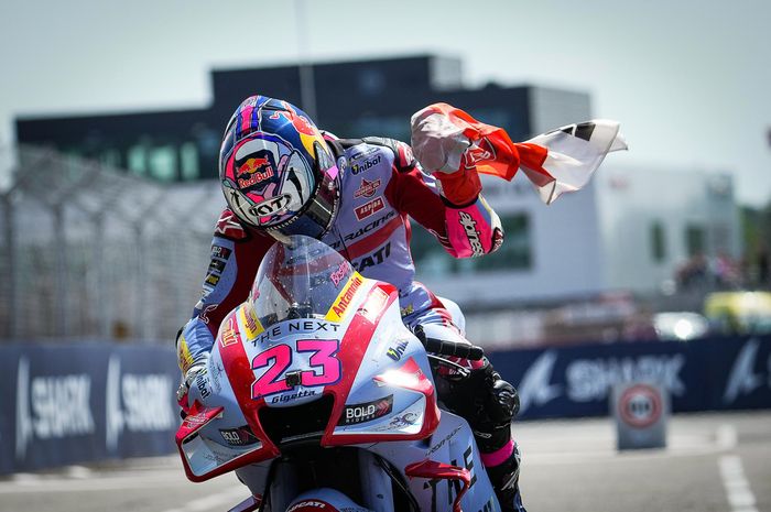 Gestur kegembiraan pembalap Gresini Racing Ducati, Enea Bastianini, usai jadi yang tercepat pada MotoGP Prancis 2022, Minggu (15/5/2022).