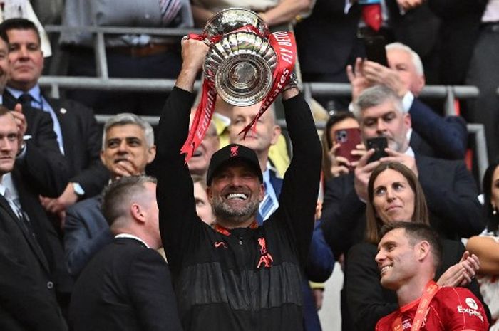 Juergen Klopp membawa Liverpool juara Piala FA 2021-2022 usai mengalahkan Chelsea dalam babak final di Stadion Wembley, Sabtu (14/5/2022).
