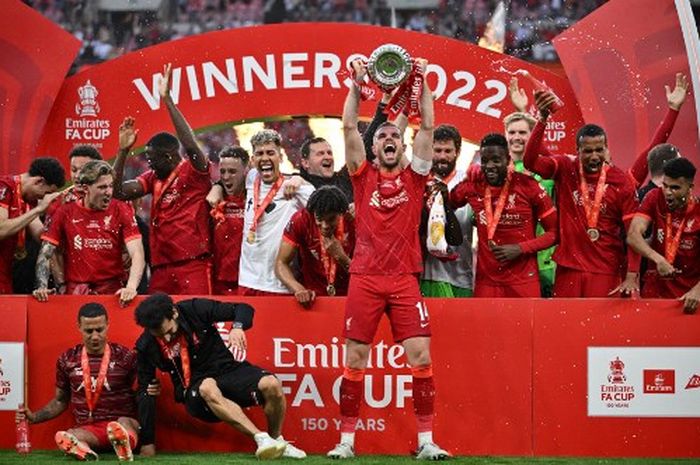 Jordan Henderson memimpin Liverpool meraih trofi Piala FA 2021-2022 usai mengalahkan Chelsea dalam babak final di Stadion Wembley, Sabtu (14/5/2022).