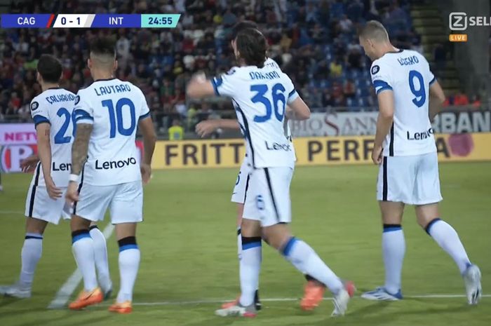 Para pemain Inter Milan merayakan gol yang dicetak Matteo Darmian ke gawang Cagliari pada pekan ke-37 Liga Italia 2021-2022 di Stadion Unipol Domus, Minggu (15/5/2022).