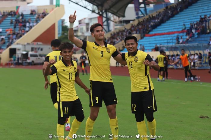 Pemain timnas U-23 Malaysia merayakan gol yang dicetak oleh Muhammad Hadi Fayyadh pada laga melawan Kamboja di SEA Games 2021.