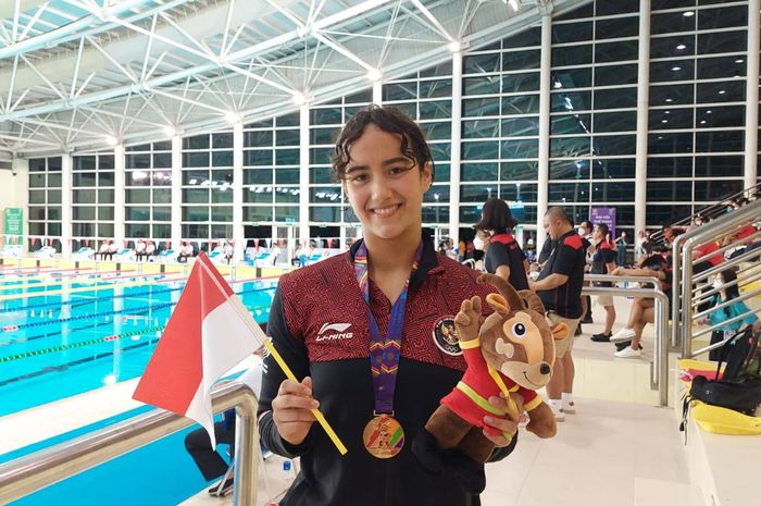 Perenang Indonesia, Masniari Wolf usai meraih medali emas pada SEA Games 2021 Vietnam,  Minggu (15/5/2022)