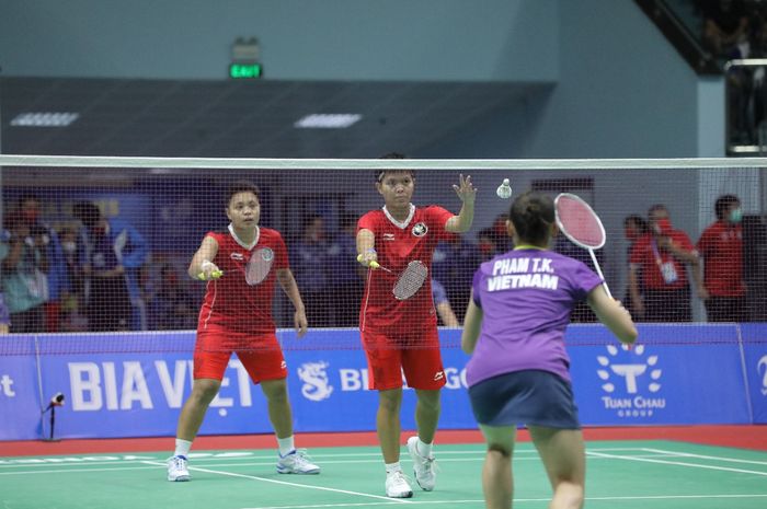 Pasangan ganda putri Indonesia, Apriyani Rahayu/Siti Fadia Silva Ramadhanti, saat bertanding pada laga semifinal nomor beregu putri antara Indonesia dan Vietnam di Bacqiang Gymnnasium, Hanoi, Vietnam, 17 Mei 2022.