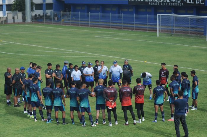 Persib Bandung menggelar latihan perdana di Stadion Persib, Selasa (17/5/2022).