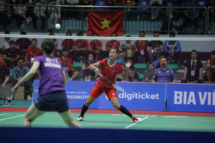 Tunggal putri Indonesia, Putri Kusuma Wardani saat tampil melawan Vu Thi Rang (Vietnam) di partai ketiga semifinal kejuaraan beregu putri SEA Games 2021 Vietnam di Bacqiang Gymnasium, Vietnam, Selasa (17/5/2022). 