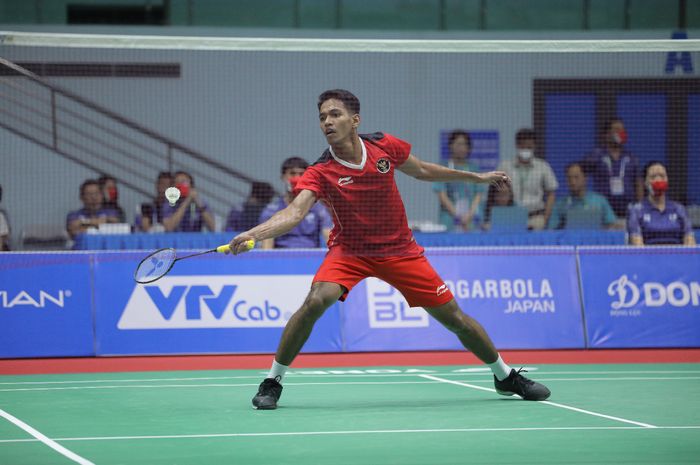 Pebulu tangkis tunggal putra Indonesia, Chico Aura Dwiwardoyo, pada partai pertama semifinal SEA Games 2021 melawan Thailand di Bac Giang Gymnasium, Vietnam, Selasa (17/5/2022).