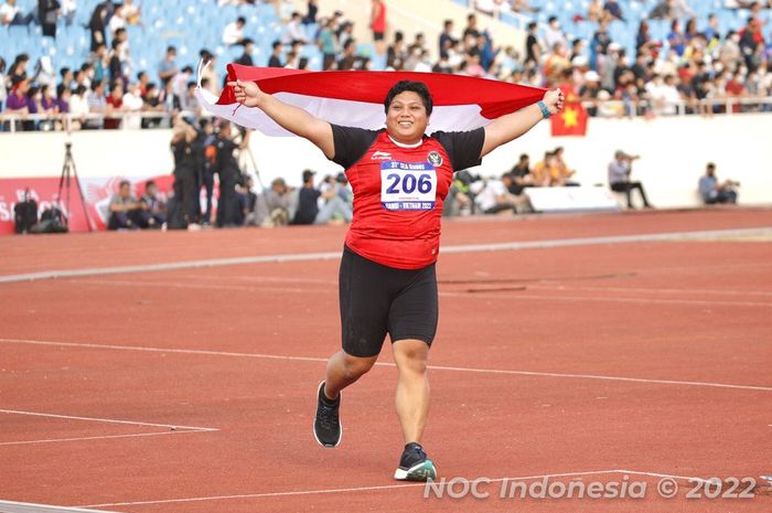 Selebrasi atlet tolak peluru Indonesia Eki Febri Ekawati saat berjuang di My Dinh Stadium, Hanoi Selasa (17/5) dan berhasil mempersembahkan satu emas SEA Games 2021 Vietnam.