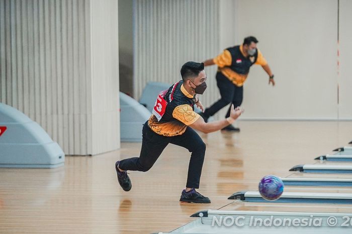 Ryan Leonard Lalisang (Kiri)/Hardy Rachmadian (Kanan) berhasil mempersembahkan medali emas untuk Indonesia dari cabor boling