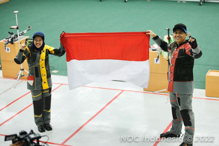 Selebrasi penembak Fathur Gustafian/Citra Dewi Resti usai mengamankan emas di nomor mixed rifle team SEA Games 2021 Vietnam di National Sports Training Center., Rabu (18/05). 