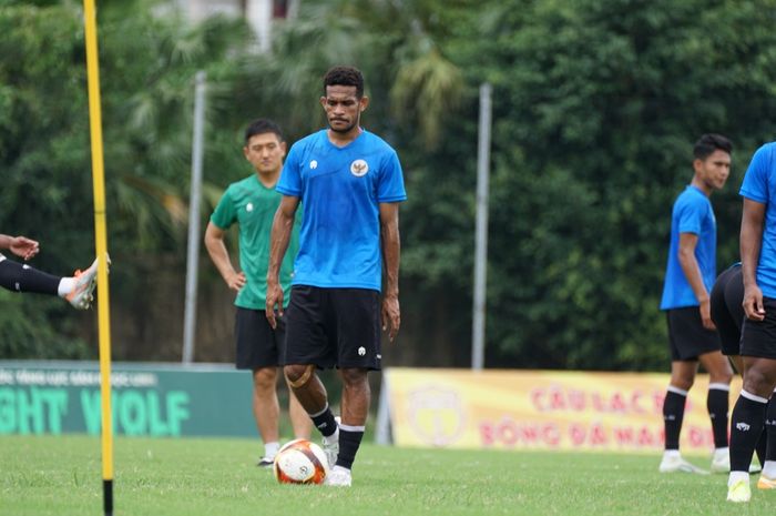 Timnas U-23 Indonesia menggelar latihan di Nam Dinh Provincial Sports Palace (17/5), jelang laga semifinal melawan timnas Thailand.