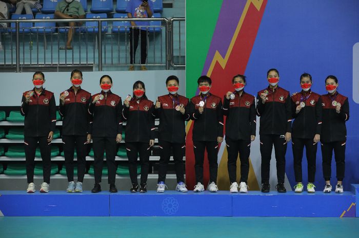 Tim bulu tangkis putri Indonesia berpose dengan medali perak SEA Games 2021 setelah kalah 0-3 dari Thailand pada final yang berlangsung di Bac Giang Gymnasium, Rabu (8/5/2022).
