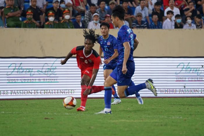 Ronaldo Kwateh pada laga timnas U-23 Indonesia vs Thailand di semifinal SEA Games 2021, Stadion Thi&ecirc;n Trường, Kamis (19/5/2022).