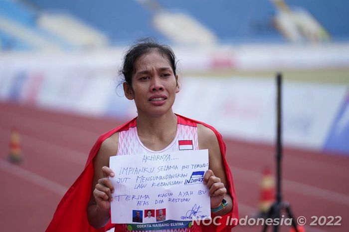 Pelari Indonesia, Odekta Elvina Naibaho, tak kuasa menahan haru setelah finis tercepat pada lomba marathon putri SEA Games 2021. Odekta akan kembali tampil dalam jadwal SEA Games 2023 hari ini.