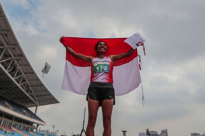 Pelari Indonesia, Odekta Elvina Naibaho, merayakan kemenangannya pada lomba marathon putri SEA Games 2021 di Stadion MyDinh, Hano,  Vietnam, 19 Mei 2022.