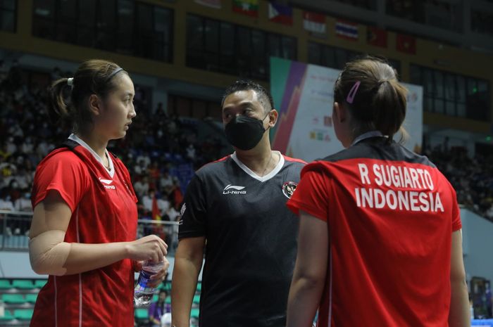 Pelatih ganda putri Indonesia, Eng Hian memberikan pengarahan kepada Ribka Sugiarto/Febby Valencia Dwijayanti Gani pada babak pertama SEA Games 2021, Kamis (19/5/2022)