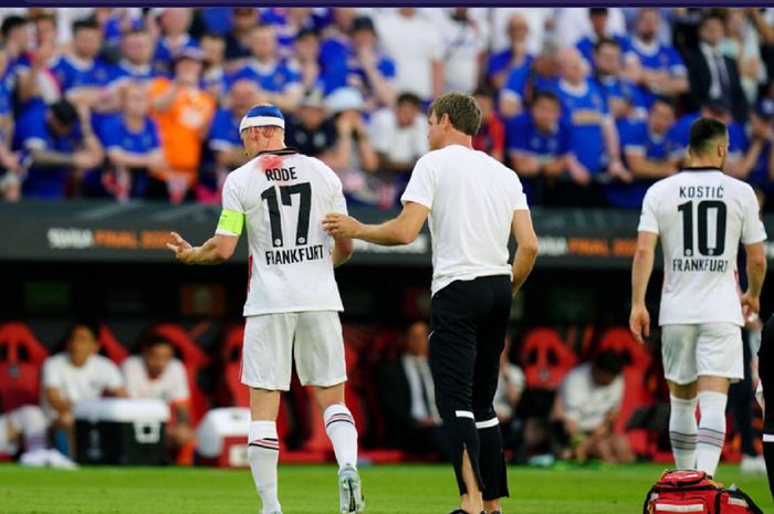 Kapten Eintrach Frankfurt, Sebastian Rode, bermain dengan kepala berdarah-darah dalam laga final Liga Europa 2021-2022 melawan Rangers di Stadion Ramon Sanchez Pizjuan, Rabu (18/5/2022) waktu setempat atau Kamis dini hari WIB