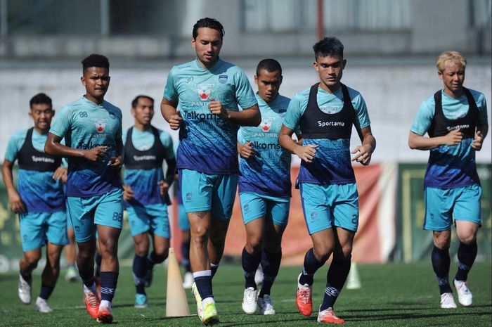 Pemain baru Persib Bandung mulai menjalani latihan bersama tim sebagai persiapan jelang Liga 1 musim 2022/2023.