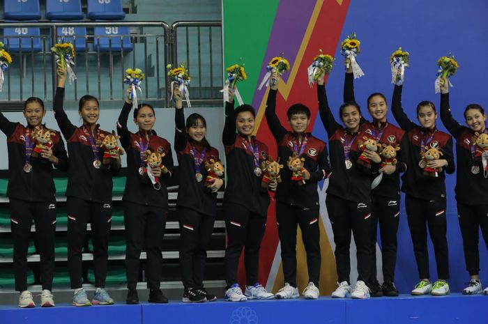 Tim bulu tangkis putri Indonesia berpose dengan medali perak SEA Games 2021 setelah kalah 0-3 dari Thailand pada final yang berlangsung di Bac Giang Gymnasium, Rabu (18/5/2022).