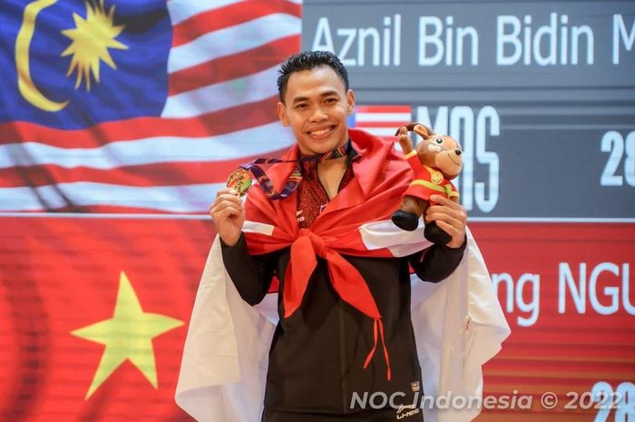 Pose Eko Yuli Irawan usai meraih medali emas pada cabang olahraga angkat besi SEA Games 2021, Jumat (20/5/2022)