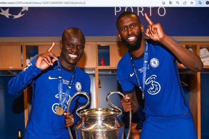 N'Golo Kante (kiri) dan Antonio Ruediger (kanan) berpose dengan trofi Liga Champions yang mereka raih pada musim 2020-2021 bersama Chelsea.