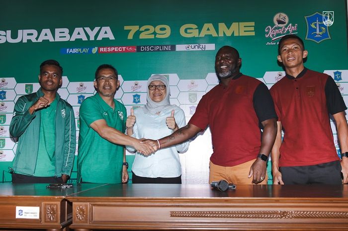 Dari kiri: M. Alwi, Aji Santoso, Jacksen F Tiago dan Eky Taufik dalam konferensi pers jelang laga Persebaya Surabaya Vs Persis Solo bertajuk Surabaya 729 game, Sabtu (21/5/2022).