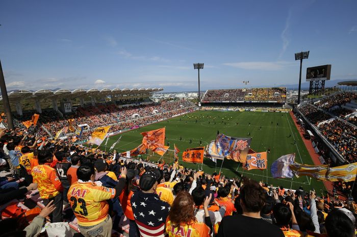 Atmosfer pertandingan di stadion klub Liga Jepang.