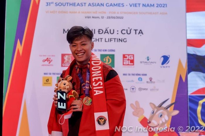 Lifter Indonesia, Rahmat Erwin Abdullah, memamerkan medali emas yang didapatkannya di kelas 73 kg putra pada SEA Games 2021 Vietnam, Sabtu (21/5/2022). NOC INDONESIA/MP MEDIA/EVAN ANDRAWS