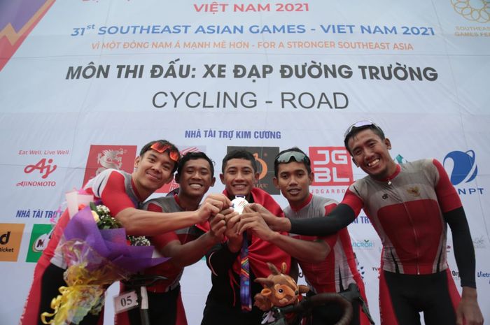 Tim balap sepeda Indonesia pada lomba nomor Individual Road Race Putra SEA Games 2021.