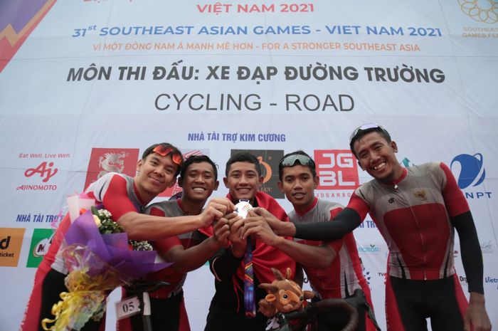 Tim balap sepeda Indonesia pada lomba nomor Individual Road Race Putra SEA Games 2021.