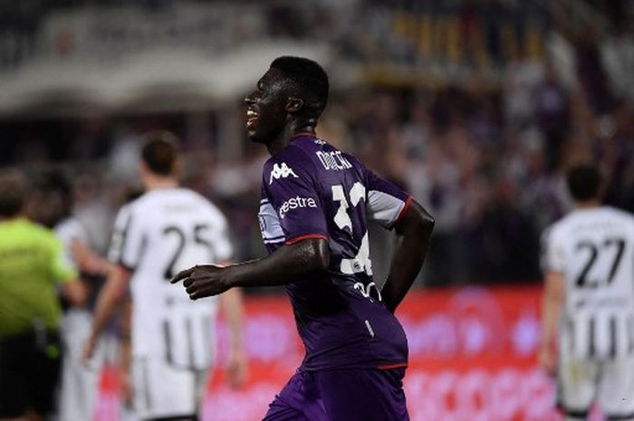Gelandang Fiorentina, Alfred Duncan, merayakan gol ke gawang Juventus dalam laga Liga Italia di Stadion Artemio Franchi, Sabtu (21/5/2022).