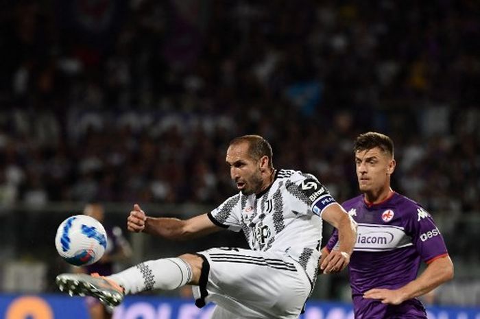 Bek Juventus, Giorgio Chiellini, menendang bola dalam laga Liga Italia melawan Fiorentina di Stadion Artemio Franchi, Sabtu (21/5/2022).
