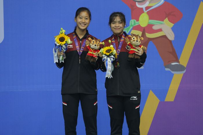 Dua tunggal putri Indonesia, Putri Kusuma Wardani (kiri) dan Gregoria Mariska Tunjung (kanan) saat penyerahan medali SEA Games 2021 Vietnam, Minggu (22/5/2022)