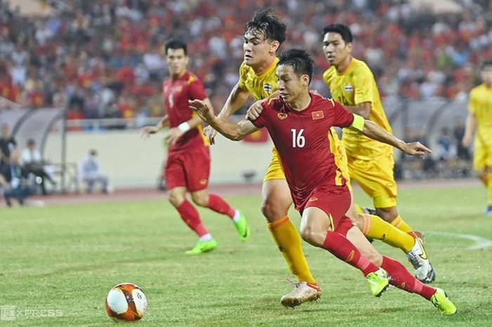 Gelandang timnas U-23 Vietnam, Do Hung Dung menggiri bola saat melawan timnas U-23 Thailand di final SEA Games 2021.