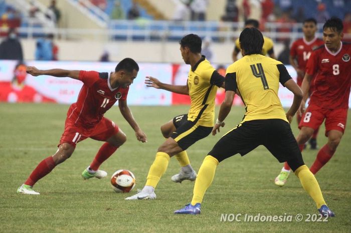 Timnas Sepak Bola Indonesia bertanding melawan Malaysia pada laga perebutan medali perunggu SEA Games 2021 Vietnam di Stadion My Dinh, Hanoi, Vietnam, Minggu (22/05).