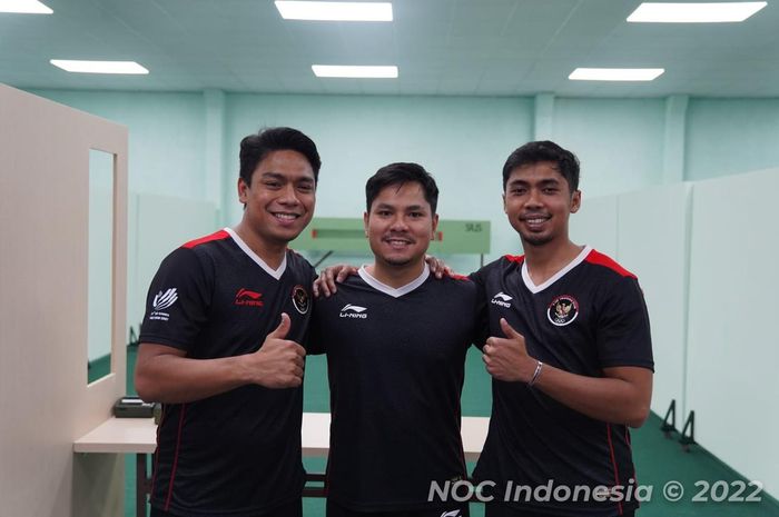 Penembak beregu Indonesia Muhammad Chuwai Zam, Muhammad Sejahtera Dwi Putra, Irfandi Julio membawa pulang medali perak SEA Games 2021 dari nomor 10m running target team men&rsquo;s yang digelar di The Shooting Range Hanoi Sports Training and Competition Center, Minggu (22/5).