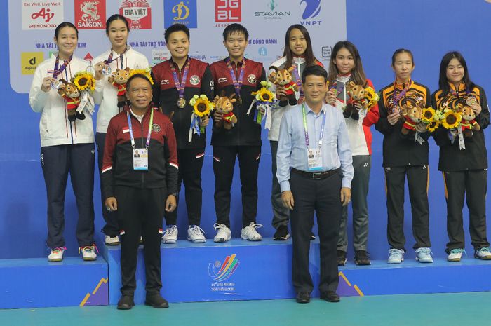 Dari kiri ke kanan: Benyapa Aimsaard/Nuntakarn Aimsaard (Thailand), Apriyani Rahayu/Siti Fadia Silva Ramadhanti (Indonesia), Insyirah Khan/Zhi Rui Bernice Lim (Singapura), Cheah Yee See/Cheng Su Hui (Malaysia) ketika berada di podium SEA Games 2021.