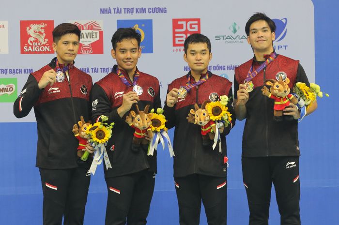 Leo Rolly Carnando/Daniel Marthin (kanan) dan Pramudya Kusumawardana/Yeremia Erich Yoche Yacob Rambitan (kiri) berdiri di podium cabang olahraga bulu tangkis SEA Games 2021, di Bacqiang Gymnasium, Hanoi, Vietnam, Minggu (22/5/2022). 