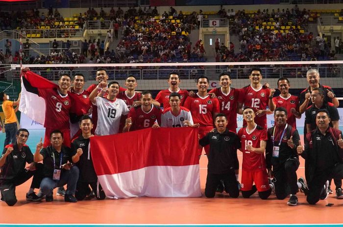 Tim voli putra Indonesia usai berhasil mempertahankan gelar juara SEA Games usai menaklukkan tim tuan rumah Vietnam pada Minggu (22/5/2022)