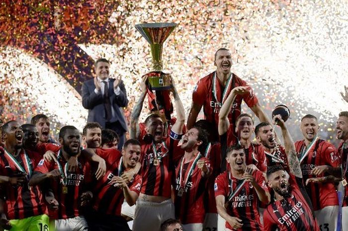 Kapten AC Milan, Alessio Romagnoli, mengangkat trofi Liga Italia seusai mengalahkan Sassuolo dalam laga Serie A di Stadion Mapei, Minggu (22/5/2022).