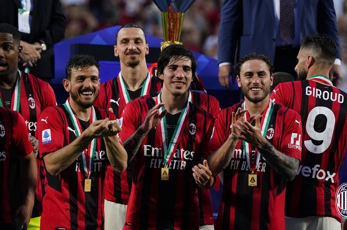 Para pemain AC Milan, Alessandro Florenzi, Sandro Tonali, dan Davide Calabria, berada di frame terdepan dalam  penganugrahan gelar scudetto 2021-2022.