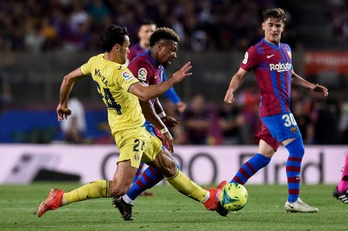 Bek Villarreal, Alfonso Pedraza, berduel dengan penyerang Barcelona, Adama Traore, dalam laga Liga Spanyol di Stadion Camp Nou, Minggu (22/5/2022).