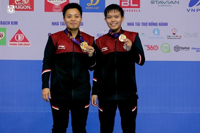 Apriyani Rahayu (kiri) sabet medali emas di SEA Games 2021, pernah cerita latihan diikuti motor ayah sampai GOR.