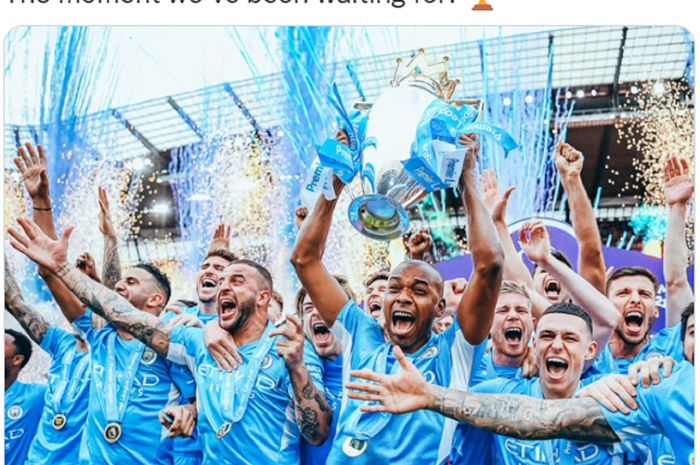 Para pemain Manchester City merayakan gelar juara LIga Inggris 2021-2022 di Etihad Stadium, Minggu (22/5/2022).
