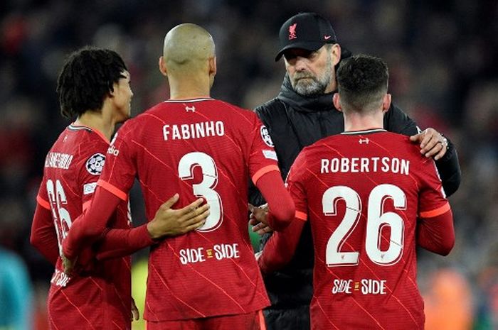 Pelatih Liverpool, Juergen Klopp, menyalami para pemainnya dalam duel Liga Champions lawan Villarreal di Anfield (27/4/2022).