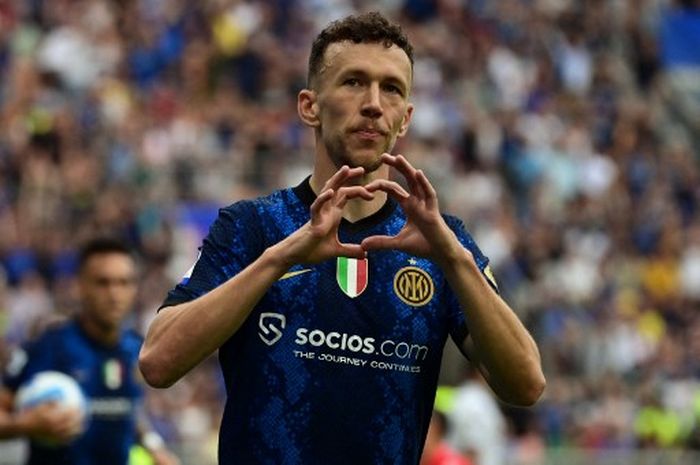 Gelandang Inter Milan, Ivan Perisic, merayakan gol ke gawang Sampdoria dalam laga Liga Italia di Stadion Giuseppe Meazza, Minggu (22/5/2022).