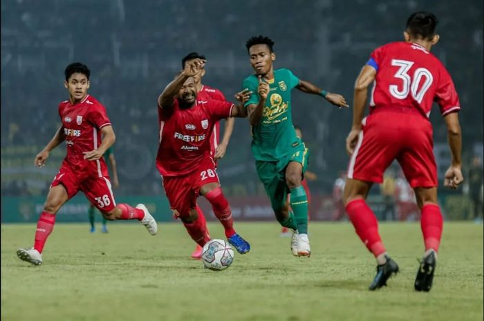 Suasana pertandingan antara Persebaya Surabaya melawan Persis Solo dalam laga uji coba bertajuk 