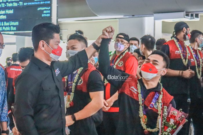 Ketua NOC (National Olympic Committe) atau KOI (Komite Olimpik Indonesia), Raja Sapta Oktohari (kiri) sedang menyambut atlet angkat besi bernama Eko Yuli di Terminal 3 Bandara Soekarno Hatta, Tangerang, Banten, 24 Mei 2022.