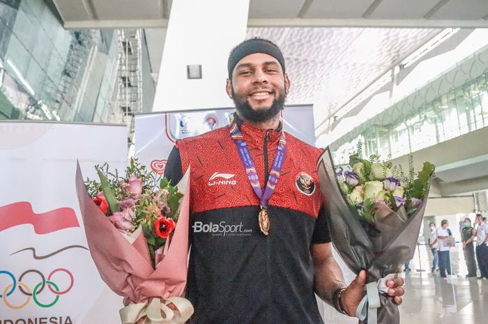 Pebasket timnas basket putra Indonesia, Marques Bolden, sedang berpose dengan medali emas SEA Games 2021 di Terminal 3 Bandara Soekarno Hatta, Tangerang, Banten, 24 Mei 2022.