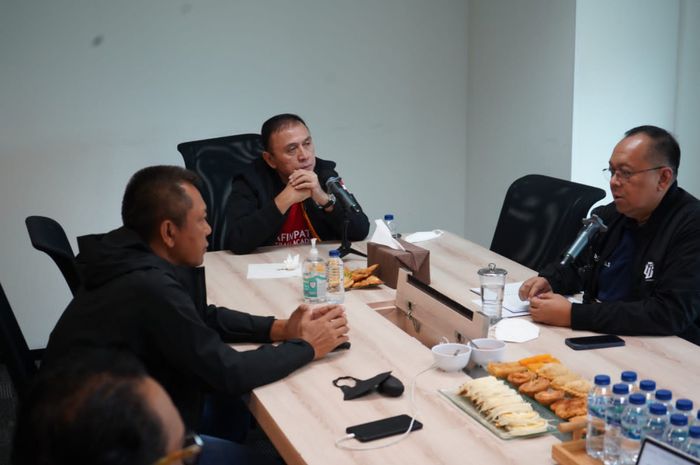 Ketua Umum PSSI, Mochamad Iriawan bersama Direktur Utama PT Liga Indonesia Baru (LIB), Akhmad Hadian Lukita, dan Direktur Operasional PT LIB, Sudjarno saat membahas turnamen Pramusim, Liga 1 hingga Liga 2, pada Selasa (24/5/2022).